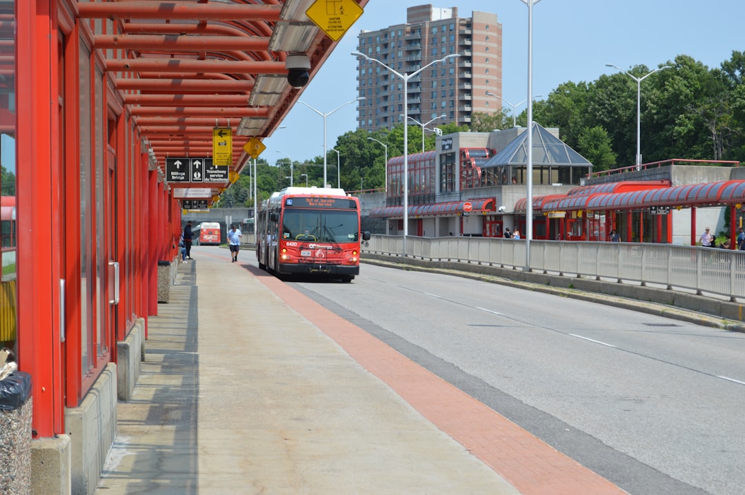 Inwestycje w transport publiczny – jak poprawić komunikację lokalną?